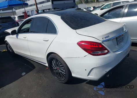 2015 Mercedes-Benz C-Class C 300 z USA, uszkodzony, nr VIN 55SWF4JB9FU094811